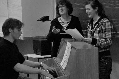 Erste Gesangsprobe von Edith Hamer und Louisa Kilian; S&ouml;ren S&ouml;nksen mit gekonnter Begleitung am Piano