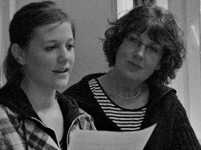 Louisa und Edith hochkonzentriert bei der Probe
